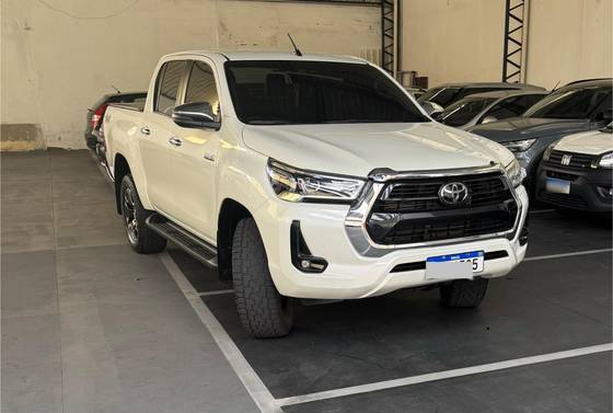 TOYOTA HILUX 2.8 D-4D TURBO DIESEL CD SRX 4X4 AUTOMÁTICO TOYOTA HILUX 2.8 D-4D TURBO DIESEL CD SRX 4X4 AUTOMÁTICO